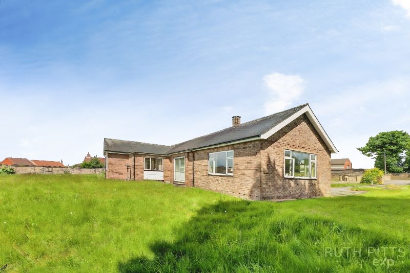 Manor Farm Bungalow, Minsthorpe Lane , South Elmsall, Pontefract, WF9 2DX