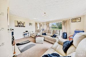 Manor Farm Bungalow, Minsthorpe Lane , South Elmsall, Pontefract, WF9 2DX - Photo 2